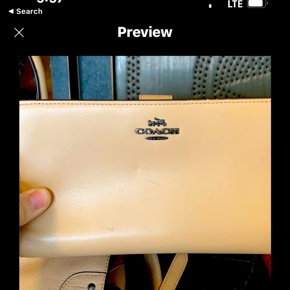 Authentic coach wallet in good condition In tan and Black.